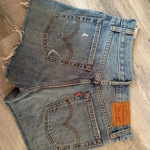 Women’s Levi wedgie shorts size 26